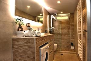 un bagno con lavandino, WC e doccia di Ammos Elegant Luxury Apartment a Città di Corfù Altre 12 foto