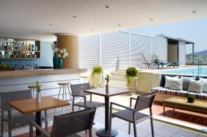 Bazén v ubytovaní Athens Zafolia Hotel alebo v jeho blízkosti