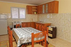 Kuchyň nebo kuchyňský kout v ubytování Apartments Ajla