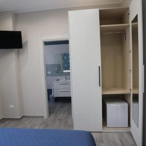 サン・セヴェーロにあるB&B MiMàのベッド1台、バスルーム(鏡付)が備わります。
