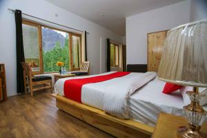 Un pat sau paturi într-o cameră la Hunder Residency