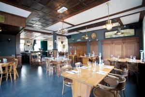 Een restaurant of ander eetgelegenheid bij TopParken – Park Westerkogge