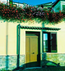 una casa con una puerta con flores encima en B&B Antonella, en Perito