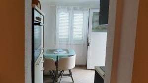 Televízia a/alebo spoločenská miestnosť v ubytovaní Apartment Gobov