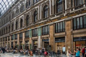 ナポリにあるHotel Matilde - Lifestyle Hotelの外に座る人々のいる大きな建物