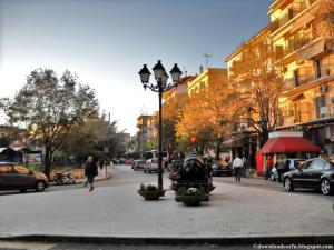 una strada cittadina con un lampione su un marciapiede di Ammos Elegant Luxury Apartment a Città di Corfù