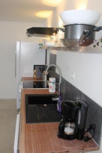 cocina con fregadero y cafetera en Riders Apartments en Le Bourg-dʼOisans