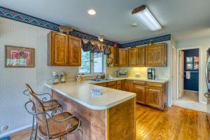 cocina con armarios de madera y encimera en Manns Ranch A - 4 Bed 4 Bath Vacation home in East Vail en Mid Vail