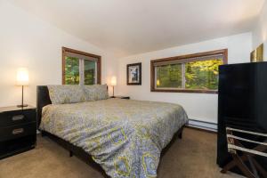 A bed or beds in a room at Vista View Chalet - 2 Bed 1 Bath Vacation home in Lake Wenatchee