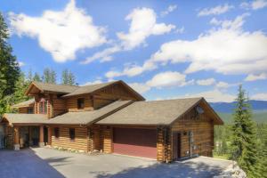 una casa de madera con garaje y techo en Miracle Lodge, en Leavenworth