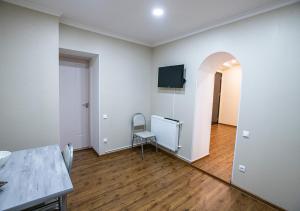 um quarto vazio com uma mesa e uma cadeira em Dada - Cozy apartment in the center of Tbilisi em Tbilisi