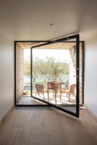 um quarto com uma grande porta de vidro que leva a um pátio em La Maison Forte em Millery