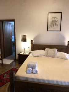 Postel nebo postele na pokoji v ubytování Hotel Gjirokastra