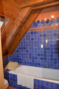 ein blau gefliestes Bad mit einer weißen Badewanne in der Unterkunft Laurit in Bossost
