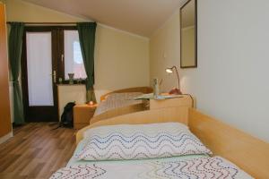 En eller flere senge i et værelse på Rooms Pri Lovrižu