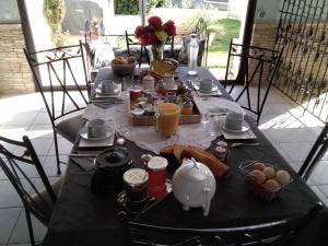 Chez Michel et Josette في Le May-sur-Èvre: طاولة سوداء مع طعام الإفطار عليها