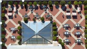 - une vue de tête sur un bâtiment avec une cour dans l'établissement Athens Zafolia Hotel, à Athènes