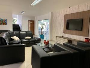 TV a/nebo společenská místnost v ubytování Hotel Skalla - MELHOR CUSTO BENEFICIO
