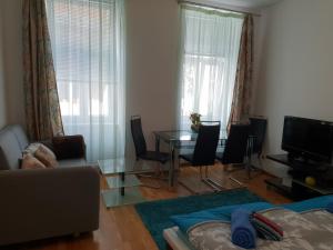 una sala de estar con un sofá y una mesa en Nina, en Viena