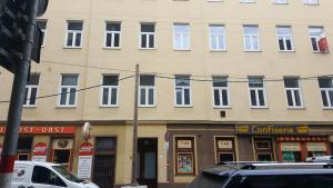 un gran edificio con ventanas blancas en una calle en Nina, en Viena