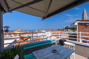 una mesa en un balcón con vistas al océano en Apartment Sebastijan, en Piran