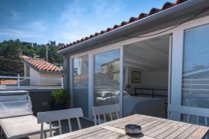 eine Terrasse mit einem Tisch und Stühlen auf dem Balkon in der Unterkunft Apartment Sebastijan in Piran