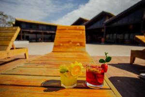 - deux cocktails assis sur une table en bois dans l'établissement Santa Rosa Pantanal Hotel, à Pôrto Jofre