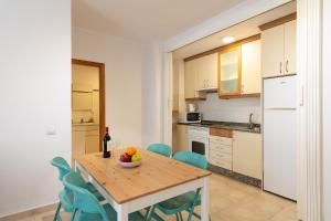 Kuchyň nebo kuchyňský kout v ubytování Surf Beach Canteras -Parking-Wifi By CanariasGetaway