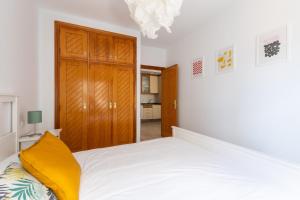 Postel nebo postele na pokoji v ubytování Surf Beach Canteras -Parking-Wifi By CanariasGetaway