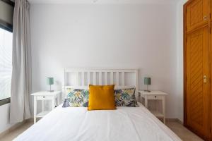 Postel nebo postele na pokoji v ubytování Surf Beach Canteras -Parking-Wifi By CanariasGetaway