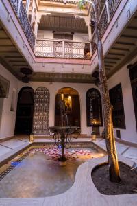 un patio con un árbol en el medio de un edificio en Riad L'Evidence, en Marrakech