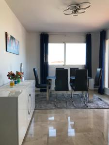 Posezení v ubytování Penthouse Charming Nueva Alcaidesa