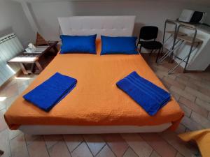 una camera da letto con un grande letto con cuscini blu di Viareggiomare a Viareggio