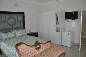 TV a/nebo společenská místnost v ubytování Balcony Manor