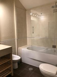 Et badeværelse på Penthouse Charming Nueva Alcaidesa