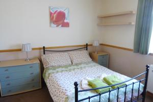 מיטה או מיטות בחדר ב-Tom Morris Drive