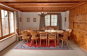 a dining room with a table and chairs at Monami Apartments Klosters, Ferienhaus Jörgenberg in Klosters