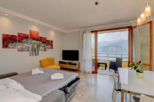 Et tv og/eller underholdning på Garden Residence Malcesine Lake View