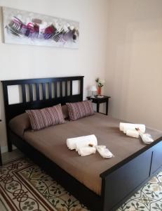 sypialnia z dużym łóżkiem z dwoma ręcznikami w obiekcie Casa Elena w mieście Ragusa