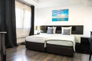 1 dormitorio con 1 cama grande en una habitación en Catedral Reina Apartaments, en Valencia
