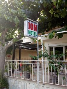 un letrero para un hotel frente a una casa en Hotel Ion, en Kamena Vourla