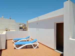 dos sillones azules y blancos en un techo en Centric Home - Solarium Terrace - Sea Views, en Arrecife