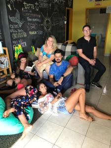 Un gruppo di persone seduti su un divano di Casa Swell Hostel a Fernando de Noronha