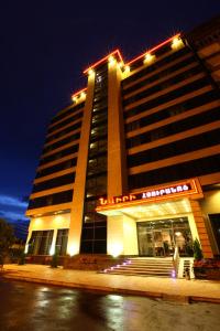 un grand bâtiment avec des lumières au-dessus dans l'établissement New Nairi Hotel, à Erevan