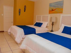 Un pat sau paturi într-o cameră la Hotel Bamboo Aeropuerto