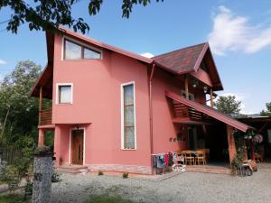 una casa rossa con tetto rosso di Tradiția borsanului a Borşa