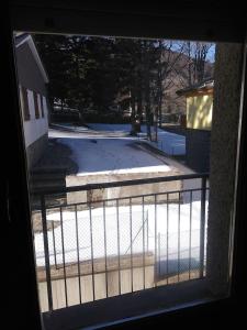 Vista de la piscina de Casa Gabriele con fantastica cabina doccia idromassaggio o d'una piscina que hi ha a prop