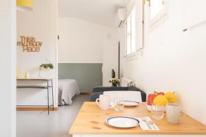 una cucina con tavolo in legno in una camera di Residence Studio Vita a Bologna