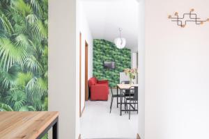 une salle à manger avec une chaise rouge et une table dans l'établissement Residence Studio Vita, à Bologne