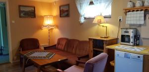 una sala de estar con un sofá y una mesa en Holiday house in Lofoten, en Kabelvåg